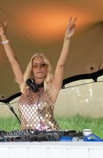 DENISE VAN OUTEN DJing at VIP Area of Mighty Hoopla Festival at Brockwell Park in London 06/04/2023