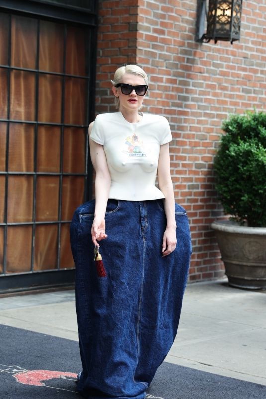 GAYLE RANKIN Leaves Her Hotel in New York 06/09/2023