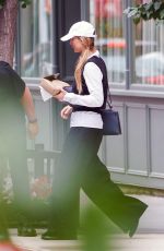 JENNIFER LAWRENCE Grabs Her Lunch To-go in New York 06/24/2023