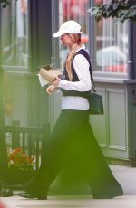JENNIFER LAWRENCE Grabs Her Lunch To-go in New York 06/24/2023