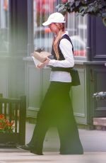 JENNIFER LAWRENCE Grabs Her Lunch To-go in New York 06/24/2023