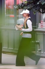 JENNIFER LAWRENCE Grabs Her Lunch To-go in New York 06/24/2023