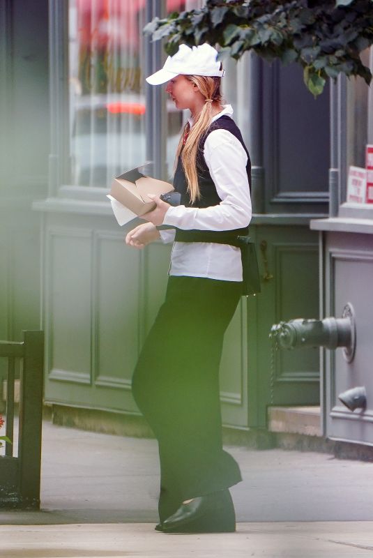 JENNIFER LAWRENCE Grabs Her Lunch To-go in New York 06/24/2023