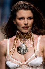 JULIA FOX Walks Runway at Dsquared2 Spring/summer 2024 Fashion Show in Milan 06/16/2023