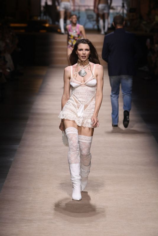 JULIA FOX Walks Runway at Dsquared2 Spring/summer 2024 Fashion Show in Milan 06/16/2023