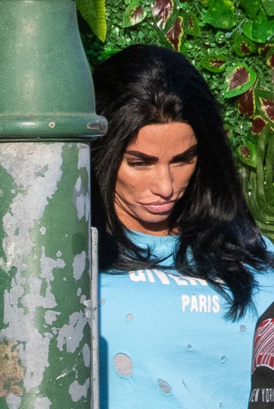 KATIE PRICE Leaves a Hairdressers in Sussex 06/06/2023