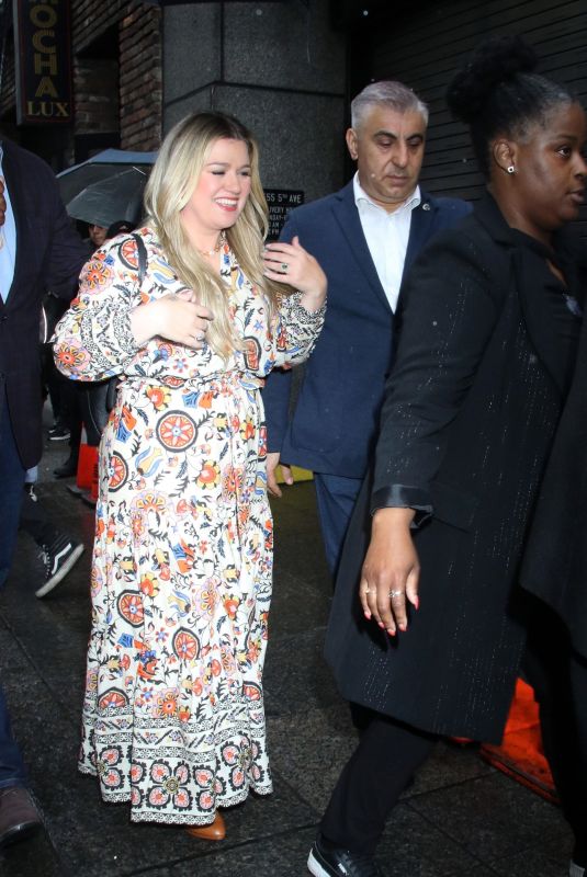 KELLY CLARKSON Arrives for Her Album Chemistry: It’s Really Intense Signing at Barnes & Noble in New York 06/23/2023