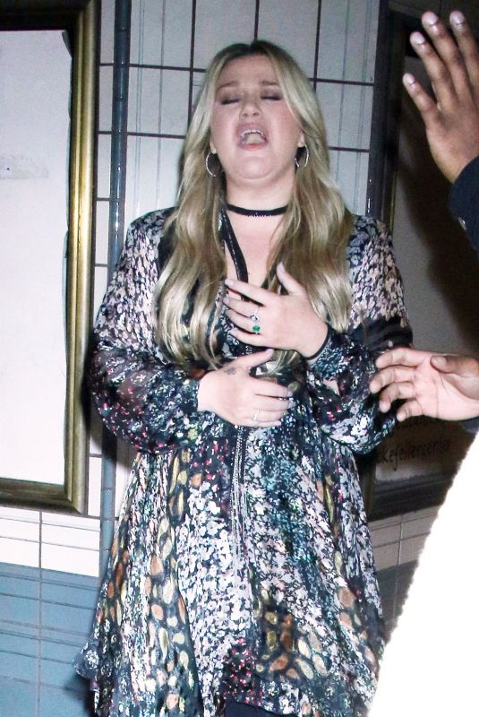 KELLY CLARKSON at Surprise Performance at Rockefeller Center Subway Station in New York 06/22/2023