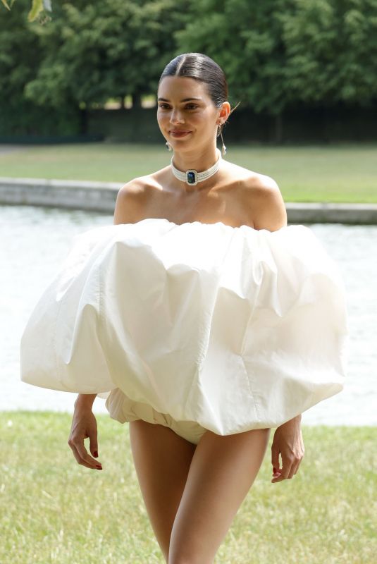 KENDALL JENNER Walsk Runway at Le Chouchou Jacquemus Fashion Show at Chateau de Versailles 06/26/2023