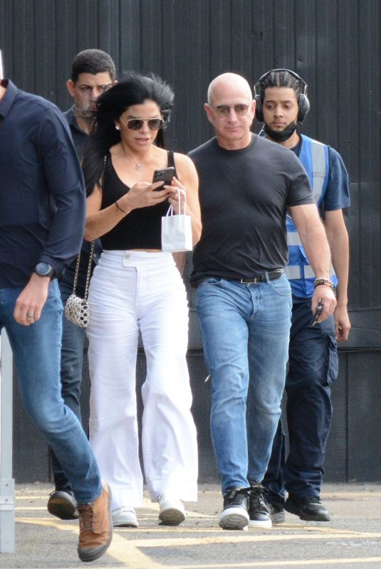 LAUREN SANCHEZ and Jeff Bezos Out After Rngagement News in New York 06/04/2023