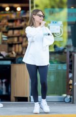 LAUREN SCRUGGS Shopping for Organic Groceries at Erehwon Organic in Los Angeles 06/26/2023