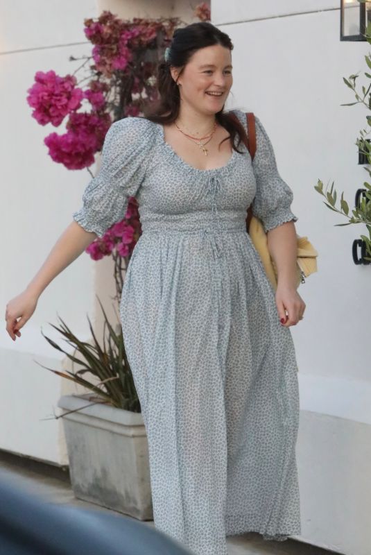 OLIVIA MILLAR Shopping at Country Mart Mall in Malibu 06/22/2023