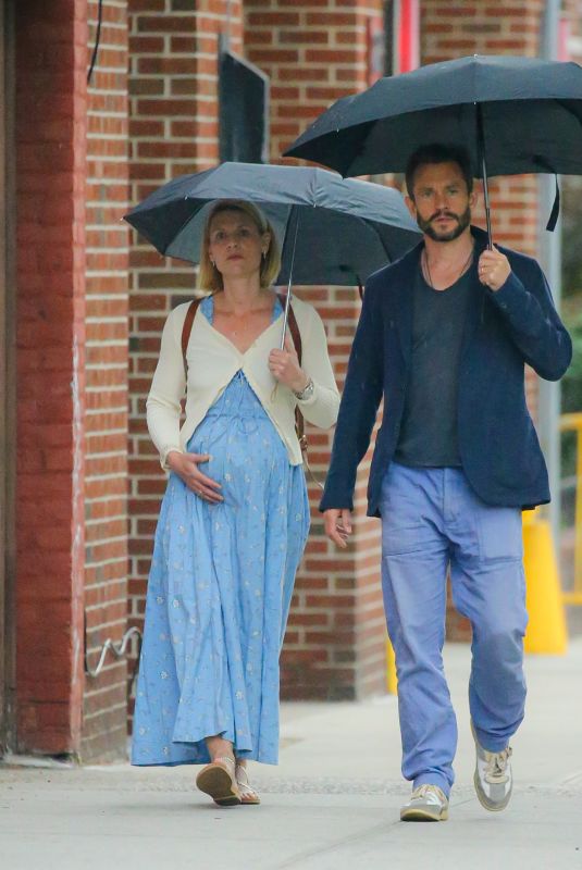 Pregnant CLAIRE DANES and Hugh Dancy Out in New York 06/03/2023