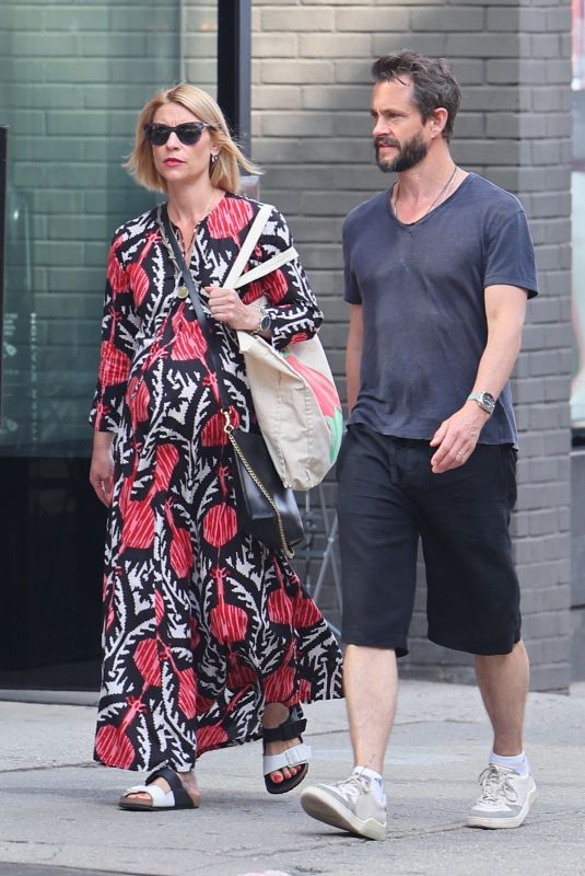 Pregnant CLAIRE DANES and Hugh Dancy Out Shopping in New York 06/27/2023