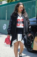 Pregnant RIHANNA Ou for Lunch at Wally