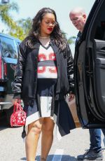 Pregnant RIHANNA Ou for Lunch at Wally
