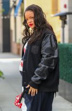 Pregnant RIHANNA Ou for Lunch at Wally