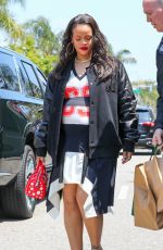 Pregnant RIHANNA Ou for Lunch at Wally