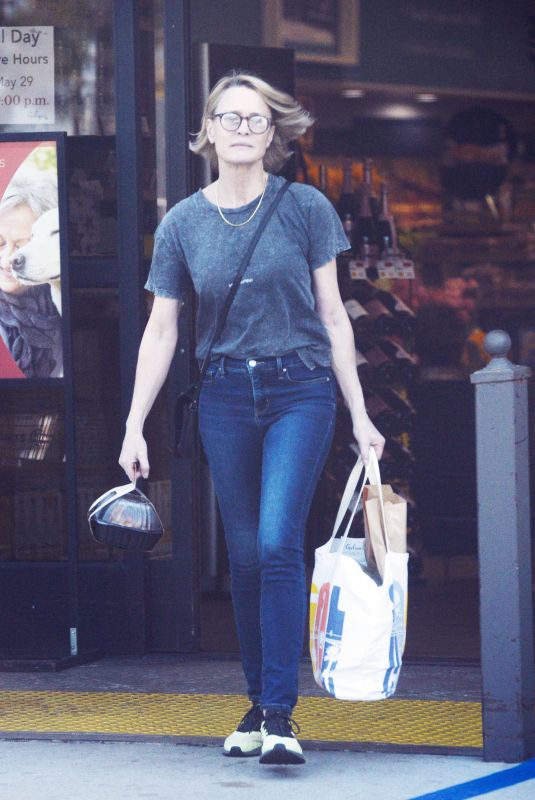 ROBIN WRIGHT Picking up a Chicken for Dinner in Los Angeles 05/30/2023