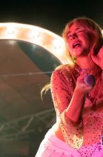 SABRINA CARPENTER Perforsm at Emails I Can