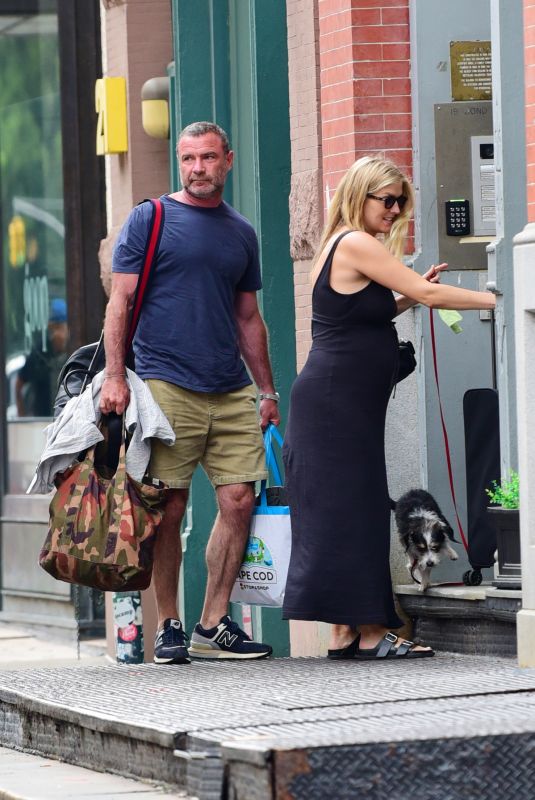TAYLOR NEISEN and Liev Schreiber Out in New York 06/26/2023