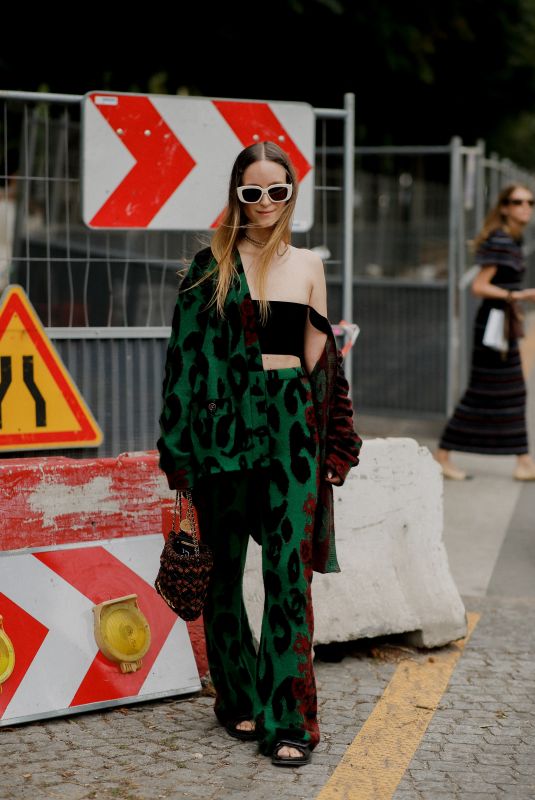 CHARLOTTE GOENEVELD Arrives at Chanel Fall/Winter 23/24 Haute Couture Show in Paris 07/04/2023