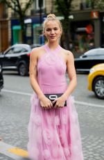 EMMA BROOKS at Viktor & Rolf Haute Couture Fall/winter 2023/2024 Show at Paris Fashion Week 07/05/2023