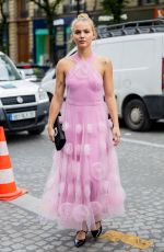 EMMA BROOKS at Viktor & Rolf Haute Couture Fall/winter 2023/2024 Show at Paris Fashion Week 07/05/2023