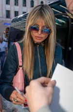 HEIDI KLUM Signed Autographs for Her Fans Outside Her Hotel 07/22/2023