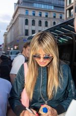 HEIDI KLUM Signed Autographs for Her Fans Outside Her Hotel 07/22/2023