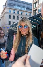 HEIDI KLUM Signed Autographs for Her Fans Outside Her Hotel 07/22/2023