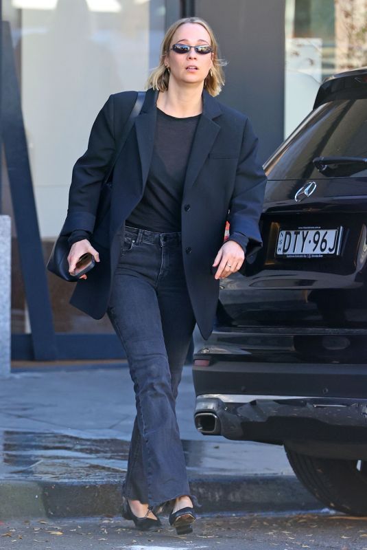 JADE YARBROUGH Leaves Kristin Fisher Brow Bar in Double Bay 07/11/2023