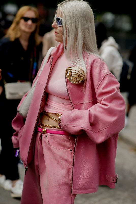 JAMIE MAREE SHIPTON Arrives at Chanel Fall/Winter 23/24 Haute Couture Show in Paris 07/04/2023