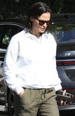 JENNIFER GARNER at Country Mart in Brentwood 07/28/2023
