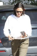 JENNIFER GARNER at Country Mart in Brentwood 07/28/2023