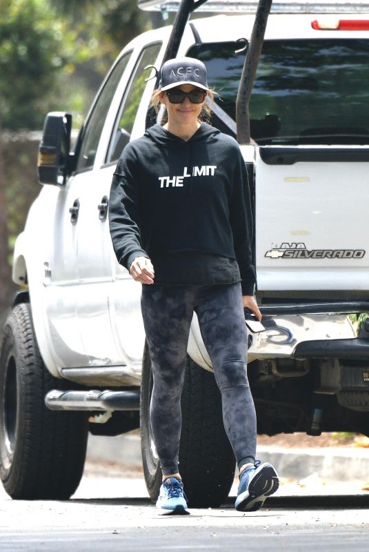 JENNIFER GARNER Out on Morning Walk in Brentwood 07/22/2023