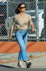 JENNIFER GARNER Shopping at Sprouts Market in Los Angeles 07/19/2023