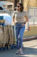 JENNIFER GARNER Shopping at Sprouts Market in Los Angeles 07/19/2023