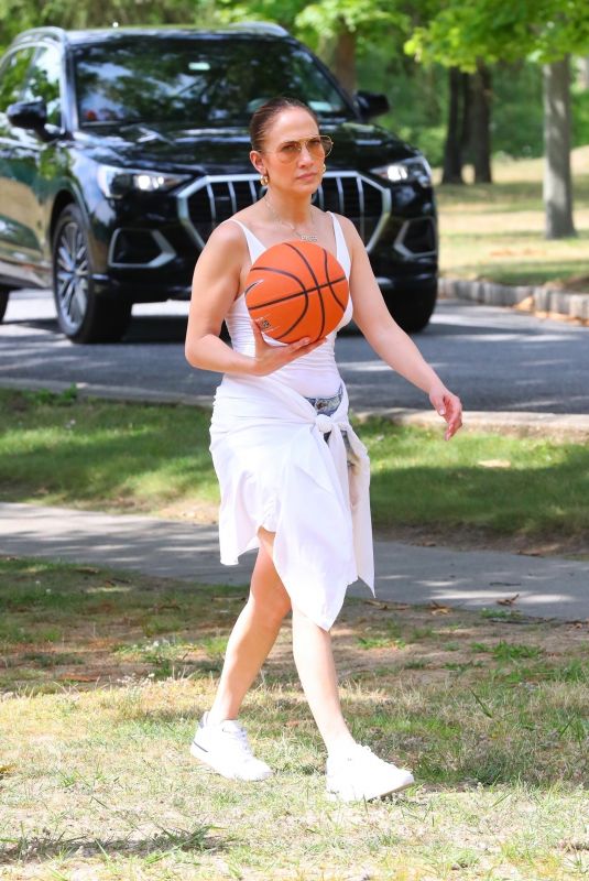 JENNIFER LOPEZ Enjoys 4th of July Holiday in The Hamptons 07/04/2023