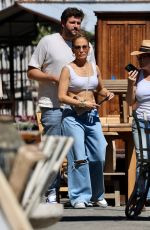 JENNIFER LOPEZ Shopping at Big Daddy