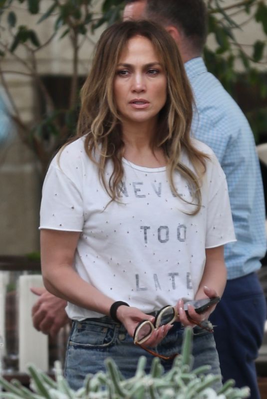JENNIFER LOPEZ Shopping for Furniture on Melrose Avenue in Los Angeles 06/30/2023