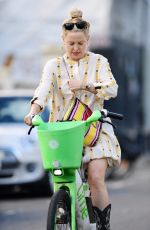 KATE HUDSON and Danny Fujikawa and STELLA MCCARTNEY and Alasdhair Willis Out in Notting Hill 07/06/2023