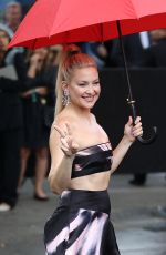 KATE HUDSON Arrives at Giorgio Armani Prive Haute Couture Fall/winter 23/24 Show in Paris 07/04/2023