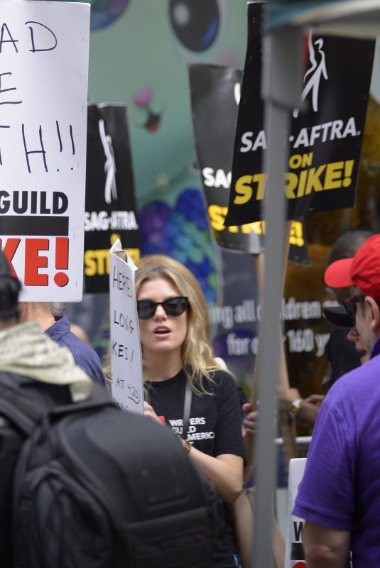 KATE MCKINNON at SAG-AFSTRA Picket Line in New York 07/20/2023