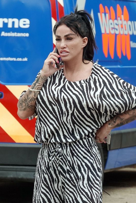 KATIE PRICE Picking up Her Range Roger from Car Pound in London 07/25/2023