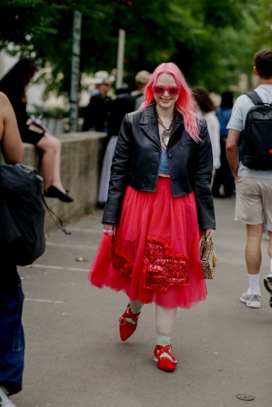 KRISTEN BATEMAN Arrives at Alexandre Vauthier Fall/Winter 23/24 Haute Couture Show in Paris 07/04/2023