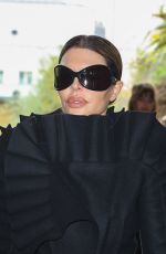 LISA RINNA Arrives at Viktor & Rolf Haute Couture Spring/Summer 23/24 Show at Paris Fashion Week 07/05/2023