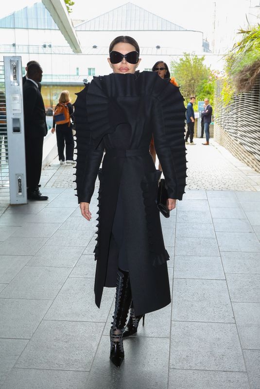 LISA RINNA Arrives at Viktor & Rolf Haute Couture Spring/Summer 23/24 Show at Paris Fashion Week 07/05/2023