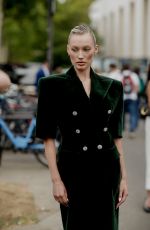 MEREDITH DUXBURY Arrives at Alexandre Vauthier Fall/Winter 23/24 Haute Couture Show in Paris 07/04/2023