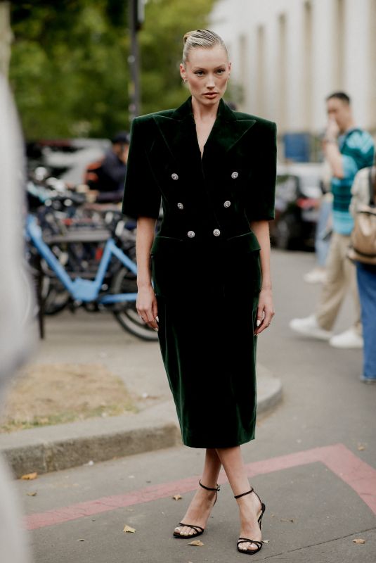 MEREDITH DUXBURY Arrives at Alexandre Vauthier Fall/Winter 23/24 Haute Couture Show in Paris 07/04/2023
